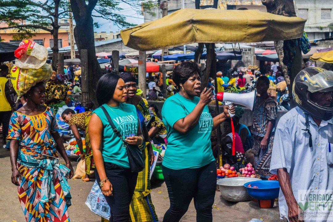 VerteBrigade's tweet photo. #GreenTalk #GreenDay
Démarrée par des échanges cordiaux avec les leaders du #marchéDantokpa, l'activité du samedi passé a conduit nos brigadières vers les vendeuses de condiments jouxtant les caniveaux pour une sensibilisation.
#wasexo #Benin @gouvbenin @JoseTonato
@blogadeyemi https://t.co/fZMan7LQia