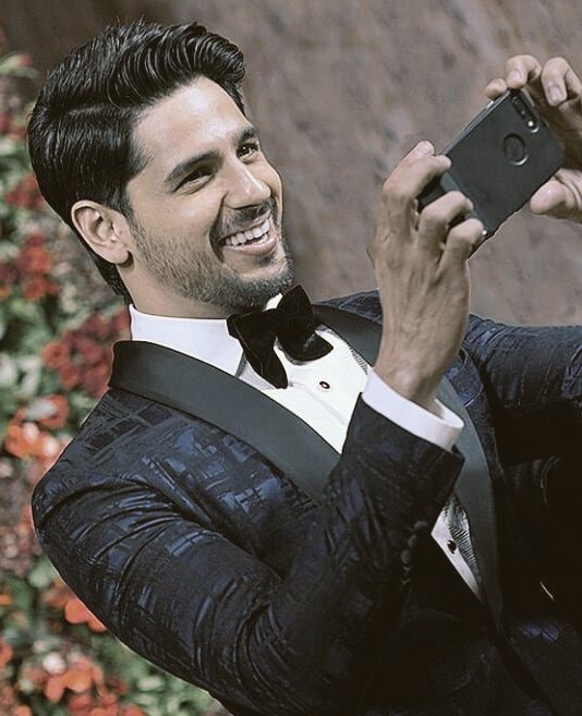 S1dharthLovers's tweet photo. Unseen Pic:.@SidMalhotra at #DeepVeerReception last year 😍 https://t.co/zQAqlrIjBu