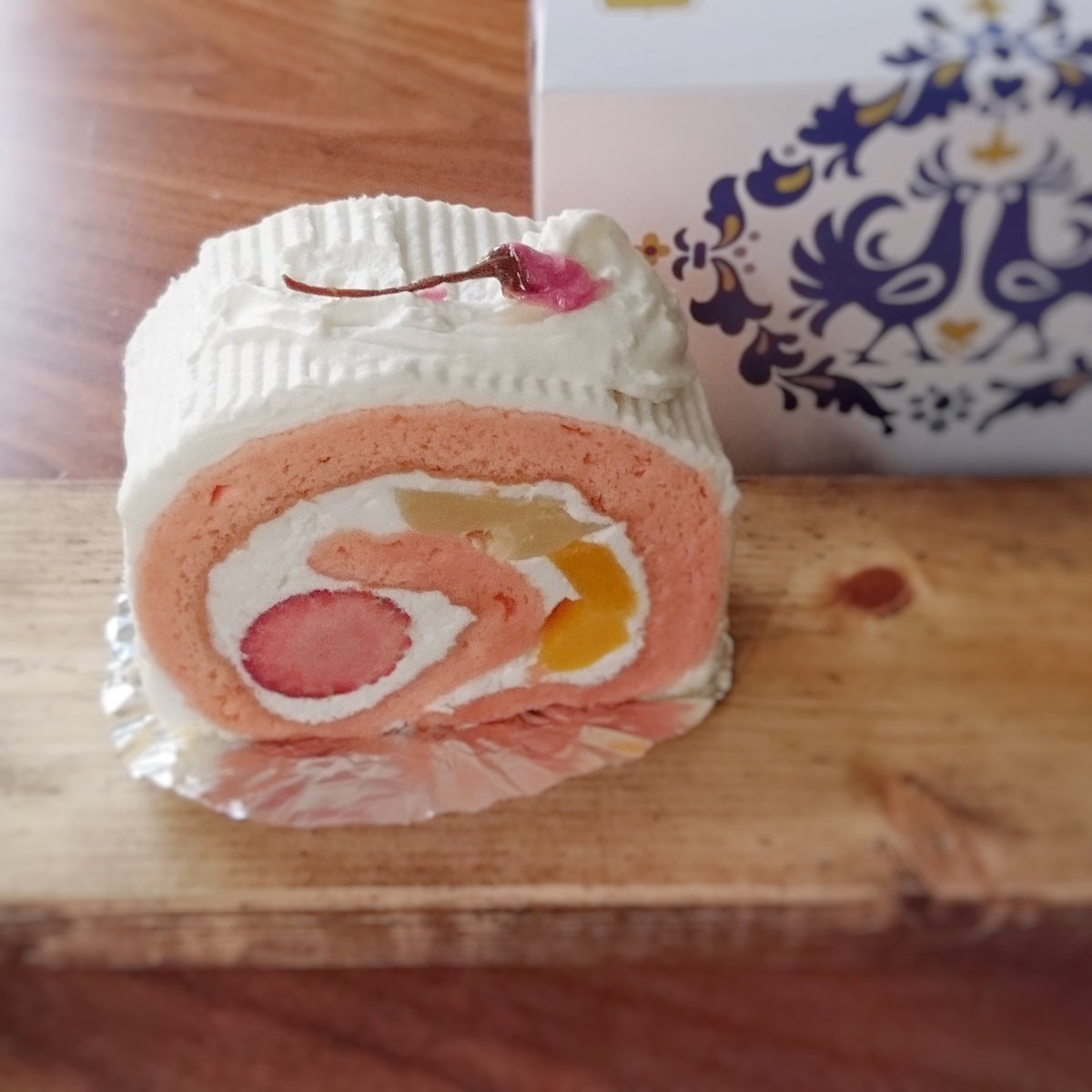 Sakura Mog 食 タカセ サクラロール 池袋 の老舗の洋菓子やさん 桜風味のスポンジに懐かしい味わいの生クリームとフルーツ 桜ロール でフルーツが巻かれているものってなかなかないな 生地の桜はほとんど感じられなかったけど ロールケーキとして王道