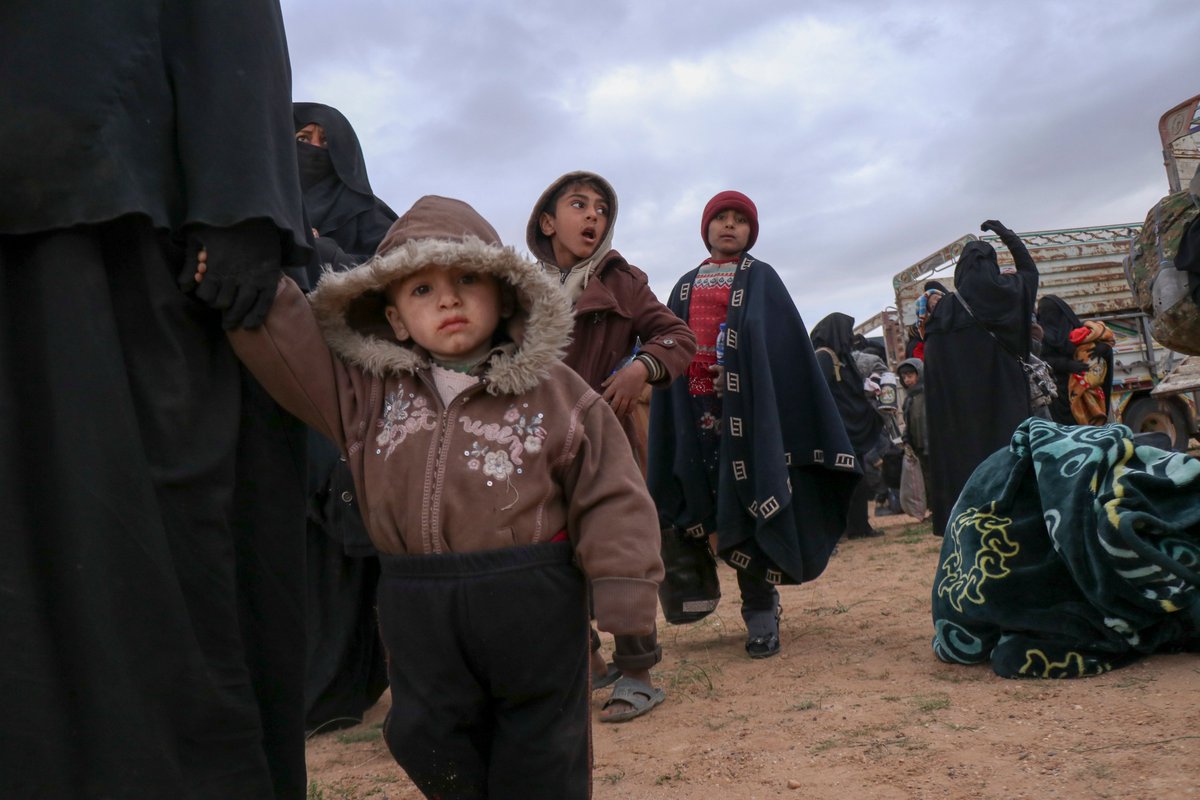 UNICEFmena's tweet photo. Families continue to flee Baghuz in Hajin in eastern #Syria, making an arduous journey to Al- Hol camp.

@UNICEF is on the ground supporting children and families at transit sites on the way to the camp, and in reception centres and the camp itself.

#ChildrenUnderAttack https://t.co/sJ21NjFIkG