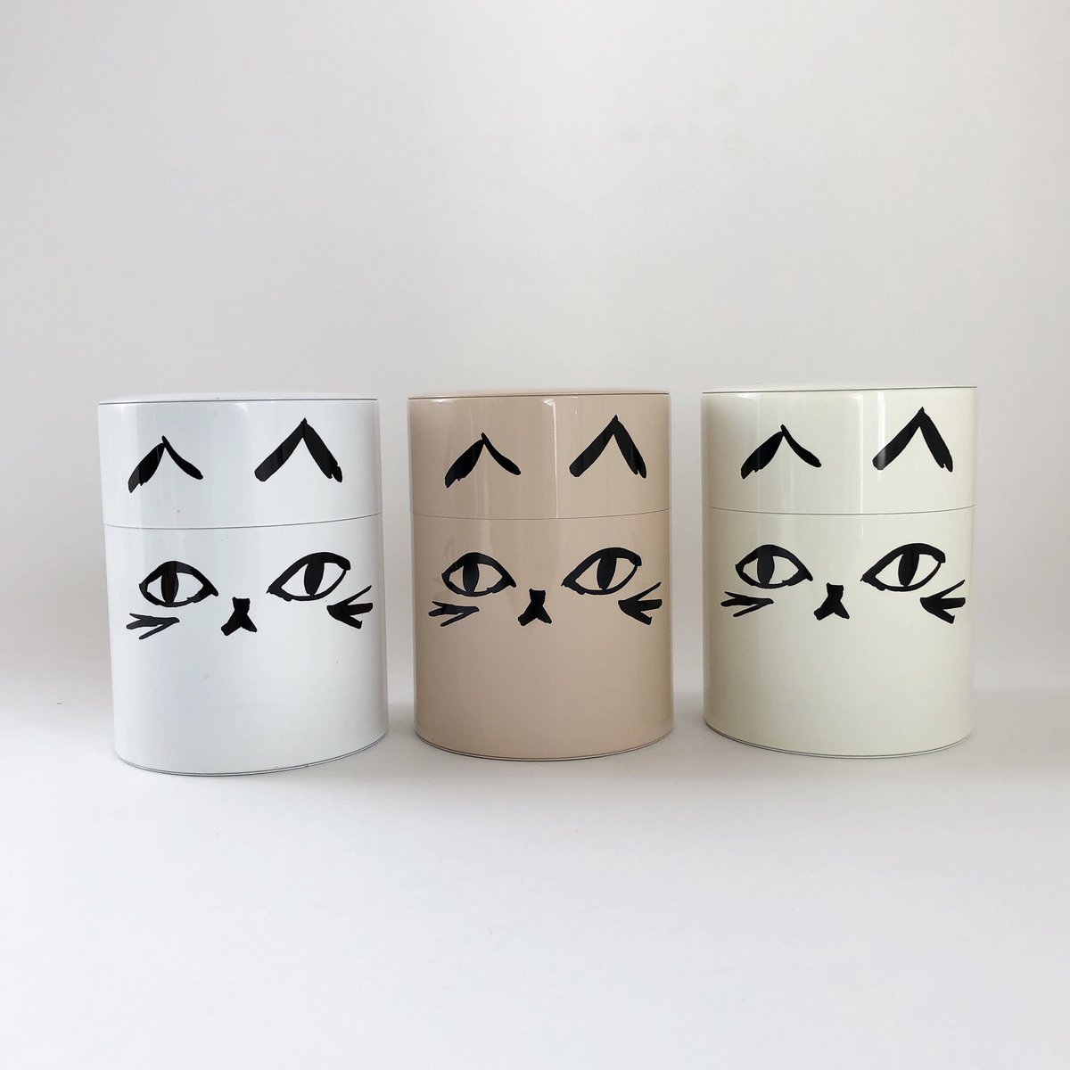 網中いづるさん絵の「猫缶」。 しばらく完売していたのですが、3色再