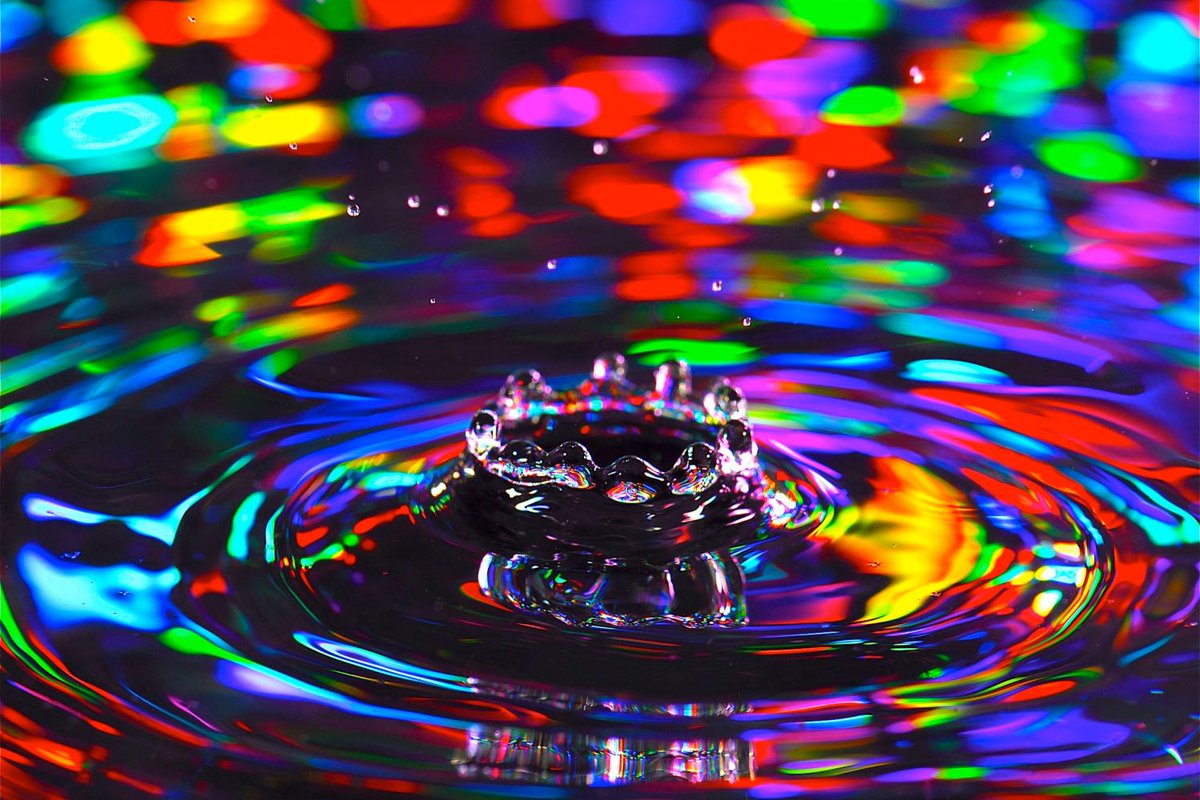 CUBoulderAlumni's tweet photo. These striking images are created using surprisingly ordinary things: soap bubbles, water spattering off a spoon, mirrors. Flow Visualization is a wildly popular @CUBoulder class encouraging students to find the unexpected beauty in the natural world: https://t.co/eRLin2lNzC https://t.co/aEg4GO2ryN