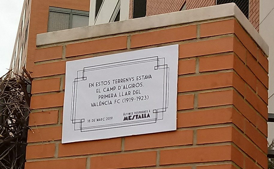 pacopolit's tweet photo. Así han homenajeado en @uvaMestalla el antiguo Camp d'Algiròs. Enorme. Simbolismo a flor de piel. (📸 Dani Tudela). ¡Etiquetad a todos! https://t.co/nuWbJD2YVV