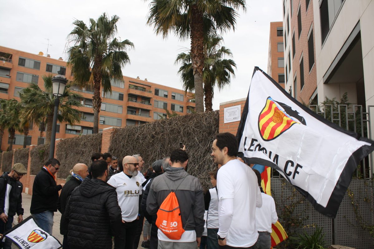 pacopolit's tweet photo. Así han homenajeado en @uvaMestalla el antiguo Camp d'Algiròs. Enorme. Simbolismo a flor de piel. (📸 Dani Tudela). ¡Etiquetad a todos! https://t.co/nuWbJD2YVV