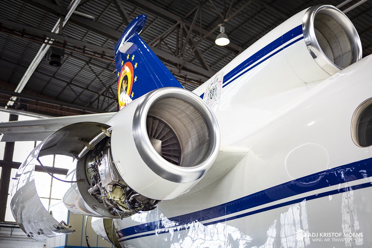 15WAirTransport's tweet image. Just a quick look under the bonnet of the #Garrett TFE731-5BR-1C #turbofan engines before she is cleared for the next #VIPflight. #Dassault #Falcon #DA900B @Honeywell_Aero @BeAirForce #21StSqnLHL #Avgeek #AviationPhotography #MilitaryAviation #MaintenanceCrewsRock