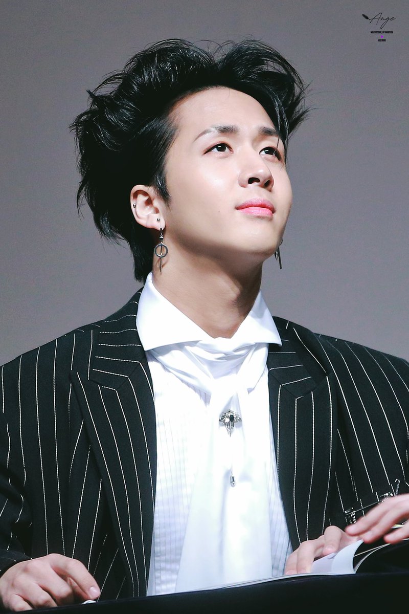 RAVI_ANGE's tweet photo. 190315 목동 팬싸
#빅스 #라비 #VIXX #RAVI 
#TUXEDO #ROOK_BOOK @AceRavi

바다에 빠지지않도록
끊임없이 눈을 맞춰야 해 https://t.co/vTfMc6Vl12