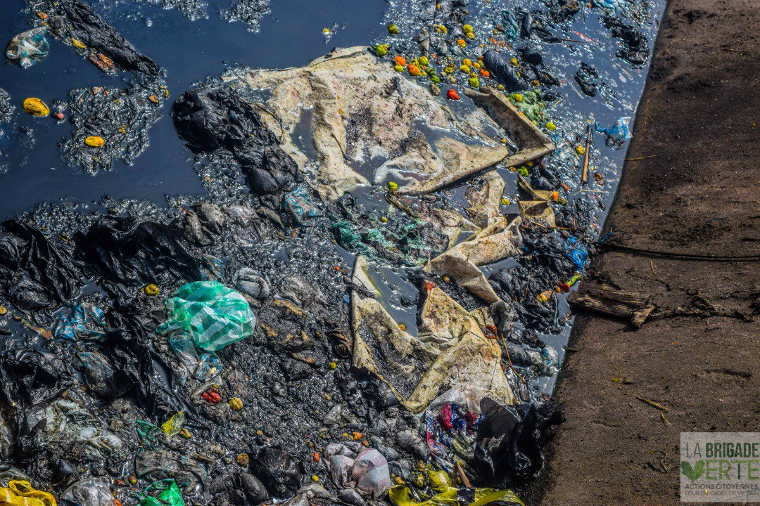 VerteBrigade's tweet photo. Après notre descente au cœur du marché Dantokpa, nous revenons (en images) pour alerter sur le péril environnemental constaté sur les lieux. En effet, les caniveaux bordant le site de vente de condiments sont jonchés de détritus issus des riverains et des vendeuses. https://t.co/yJzpPKG5pI