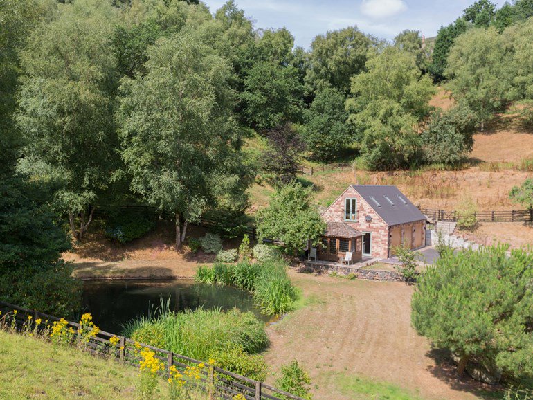 TheLittleDomain's tweet image. Enjoy a rural retreat at this stylish loft conversion which overlooks the nearby duck pond and mature trees for an abundance of wildlife to spot!
bit.ly/2W7ftzN