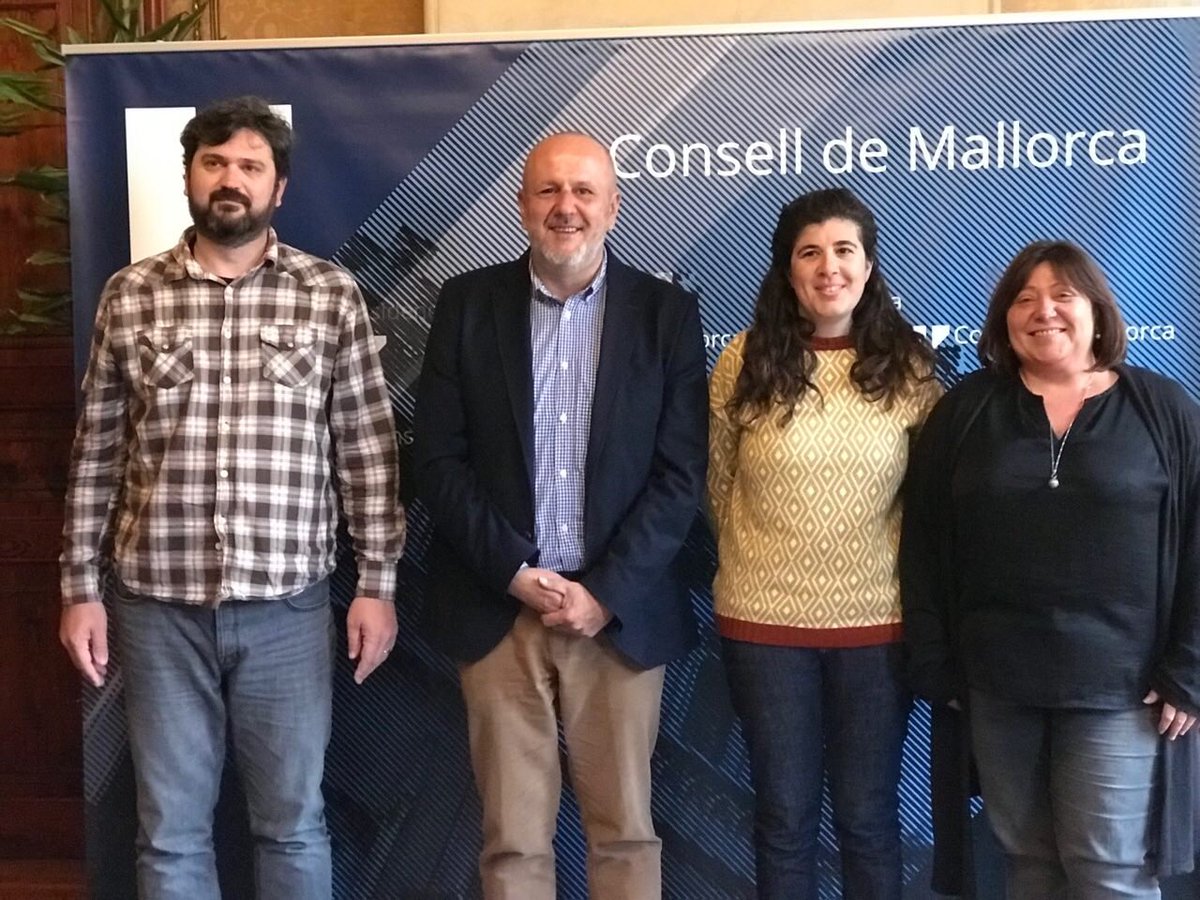 ConselldeMca's tweet photo. ✅El President @ensenyat rep en audiència l’Associació de Llicenciats en Ciències Ambientals de les Illes Balears @ALCAIB_COAMBIB.
✅Durant l’encontre s’ha analitzat el paper que han de jugar els aspectes ambientals a la nostra societat. https://t.co/wcex8RxYpe