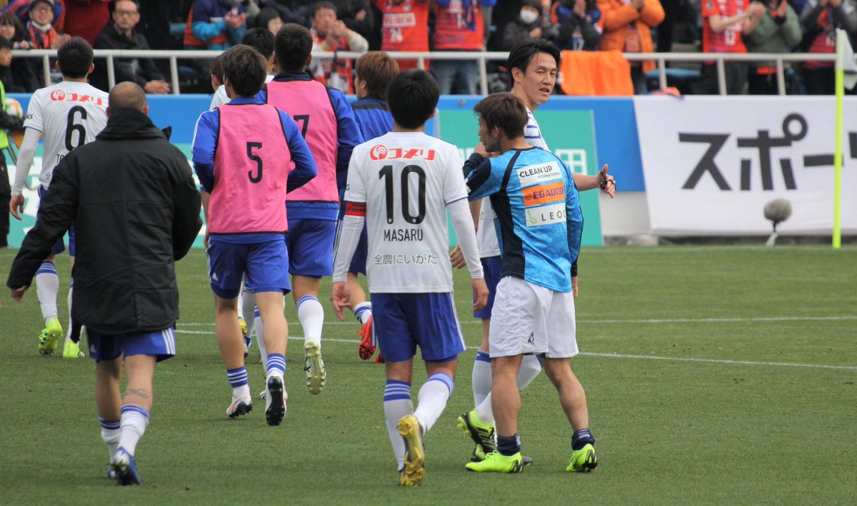 Aya T 人類 横浜fc Vs 新潟 試合終了後 矢野貴章さんに挨拶しに行こうとした松浦さんでしたが 挨拶に行ってしまいかなり遠くまで追いかけることにｗ そ そこまで行っちゃう ってくらい完全に新潟サイドの中まで追いかけて行ったのでした
