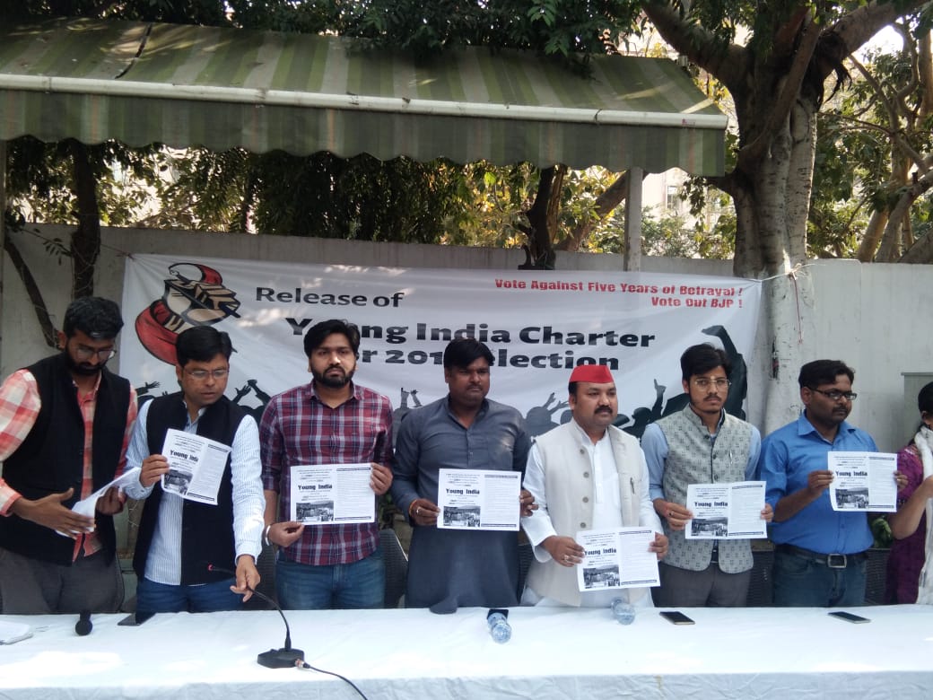 kawalpreetdu's tweet photo. Again Young india is ready to expose BJP and its politics of hatred and violence. On the mode of upcoming elections YIAM released a charter and on upcoming time we will convey to vote against hate.
Vote out BJP, vote out Jhumlas, vote out politics of hate.
#YIAM https://t.co/7Ct966Dk5f