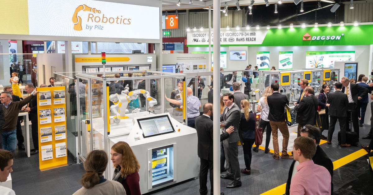 Pilz_INT's tweet image. Experience from 01. – 05. April 2019 at the @hannover_messe how human and #robot work hand in hand. Live on the Pilz Stand D17 in Hall 9: The Service Robotics Modules, which you can use to combine your own #RobotApplication! fal.cn/iaWd #HM19