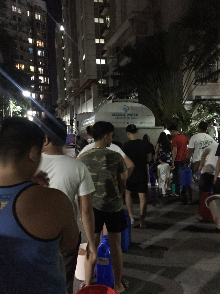 vxnharries's tweet photo. instant gay convention: may pa-igib ng water ang mga bakla. hello mga ka-grindr! #gaybors https://t.co/hIatSQJCaX