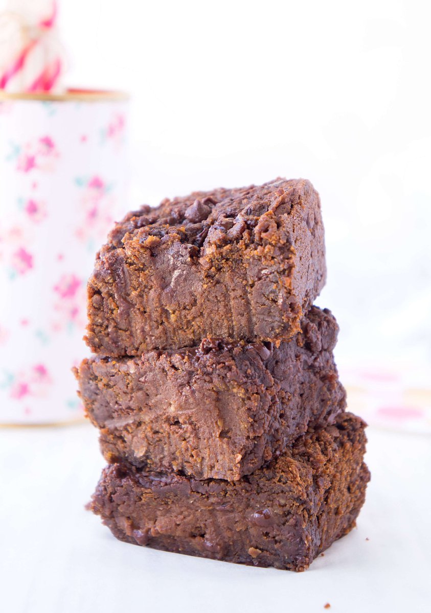 Craving something decadent? These Chocolate Chickpea Brownies make the perfect healthier treat! hauteandhealthyliving.com/healthier-dess… #vegan #glutenfree #HealthyEating