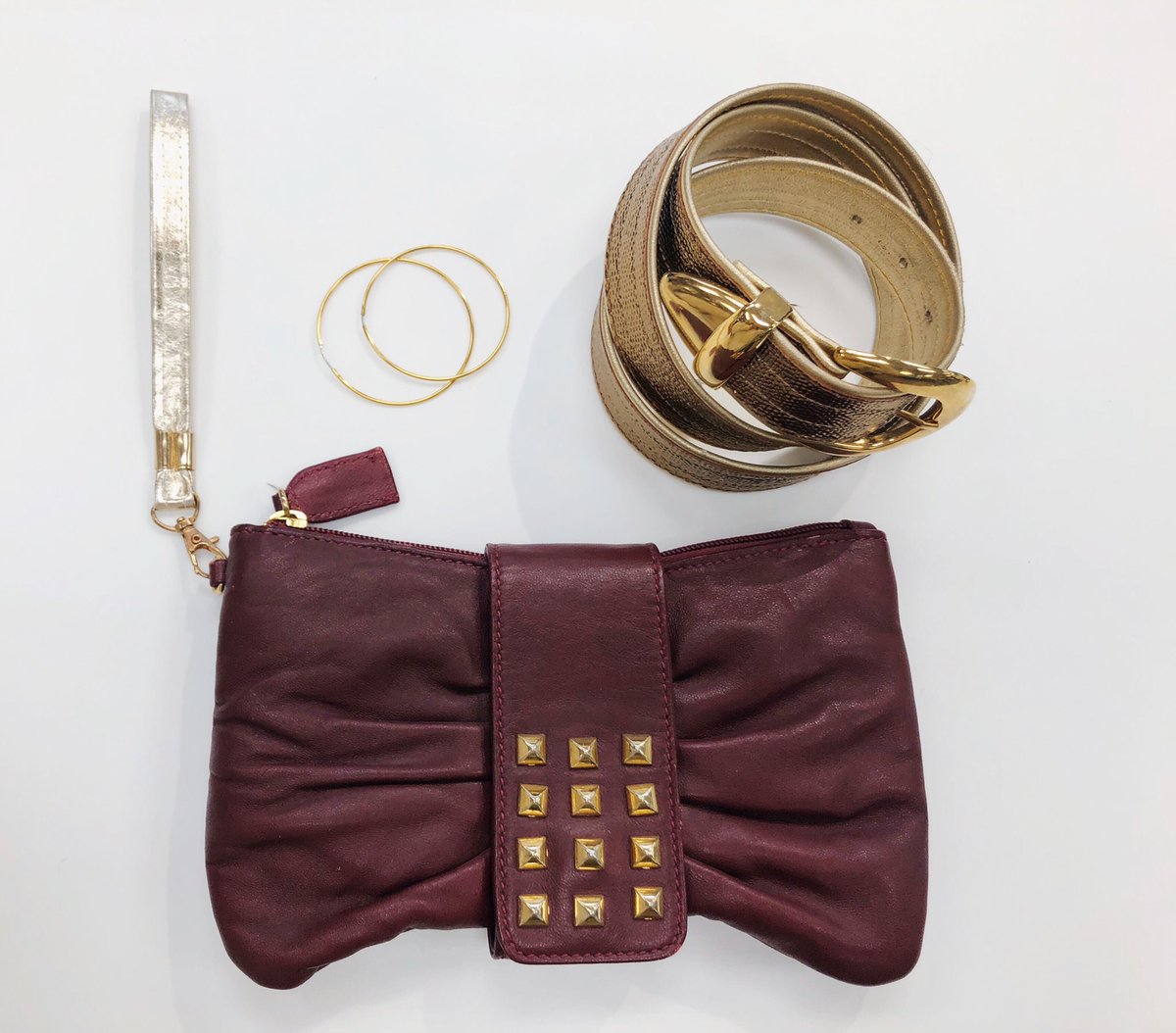 RobynLePrix's tweet image. You are the canvas, and these are the paint. 🖼🖌

This trio of metallic accessories looks great together and each work as fun pieces to use with your everyday outfit. ❤️✨
▫️Hoops $14
▫️Leather Clutch $21
▫️Belt L $28
 #outfitideasforyou  #leprixonme #leprix #sustainablefashion