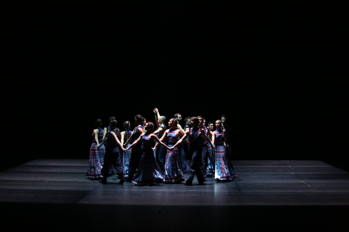 LucyWriters's tweet image. Another gorgeous review by Eirini Diamantouli of @RMaliphant &amp;amp; Vangelis' #TheThread performed @Sadlers_Wells. 

#TheThread 'honours and responds to the richness of Greek culture with a unique, modern choreographic &amp;amp; musical language'. 
Read in full here: bit.ly/2Y6c5qI