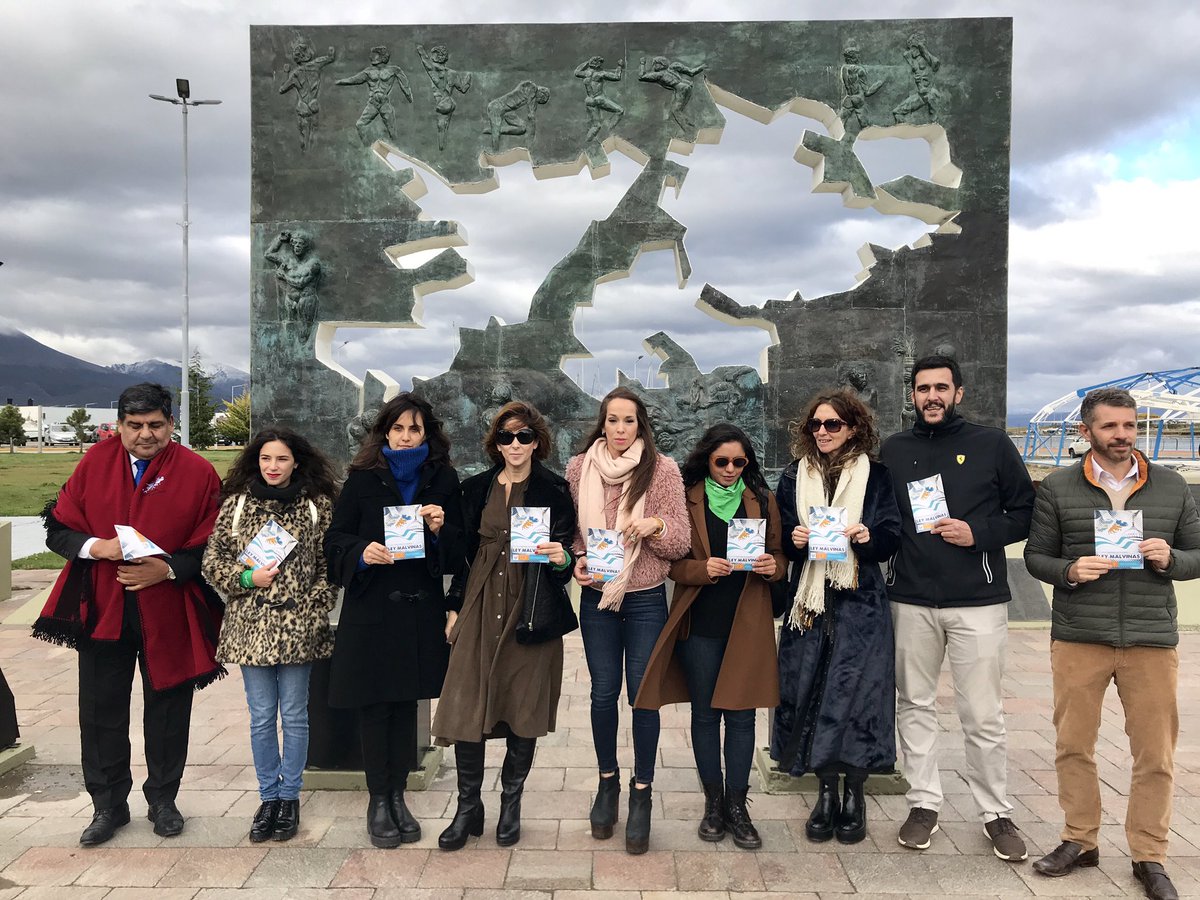 onettovictoria's tweet photo. Con compañeras y colegas actrices en #Ushuaia
En apoyo al proyecto impulsado por el pueblo de Tierra de Fuego, Antártida e Islas del Atlántico Sur.
🇦🇷
En el marco del festival #FicSur https://t.co/aAktkgTHuD