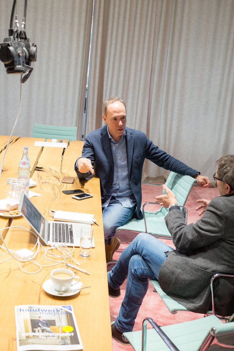 LETZTEN FREITAG IN BERLIN: "Das #Handwerk muss sich in der digital vernetzten Wirtschaft neu erfinden", sagt <a href="/ChristophKeese/">Christoph Keese</a> (li.), Präsident von <a href="/axelspringer/">Axel Springer SE</a> u. Beststeller-Autor (Silicon Deutschland). Ein super Gespräch (kommt im Mai-Heft) <a href="/handwerkmagazin/">handwerk magazin</a> Foto:FabianZapatka