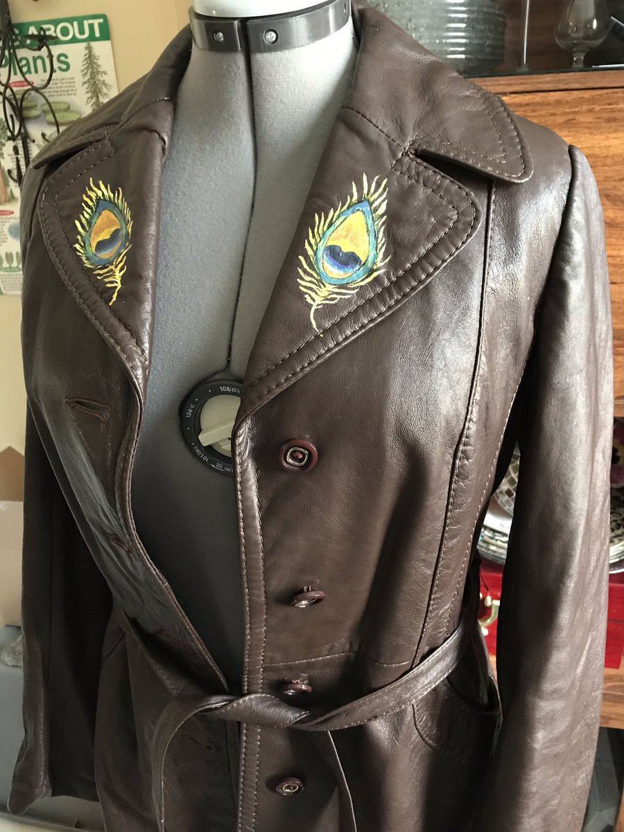Niniannebast's tweet photo. More work on Peacock Painted Leather Coat. Soon to be in my Etsy Store (Niniannebast) #MondayMorning #mondaythoughts #AllDayGo #artistic #art #artistsontwitter #ARTLife #epic #FashionWeek #custompaintedjacket https://t.co/97Rf0jRU17
