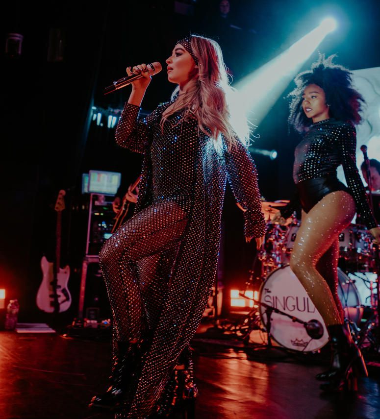 On tour: <a href="/SabrinaAnnLynn/">Sabrina Carpenter</a> brings stadium-level energy to her #SingularTour radio.com/blogs/tiana-ti…