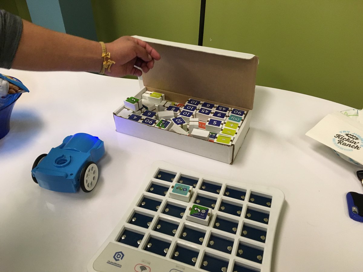 SHS alum &amp; Questbotics CEO, Delfin Lozano, at Career Talk Brown Bag Lunch today. Lessons on entrepreneurship in English and Spanish: "If you're good at something, do it. Let your passion guide how."<a href="/SHS_Principal/">Dr. Edward Kosek</a> <a href="/SkylineSTEM_VPA/">Skyline STEM Academy</a> <a href="/SVVSDPartners/">Community Strong</a> <a href="/QuestBotics/">QuestBotics</a>