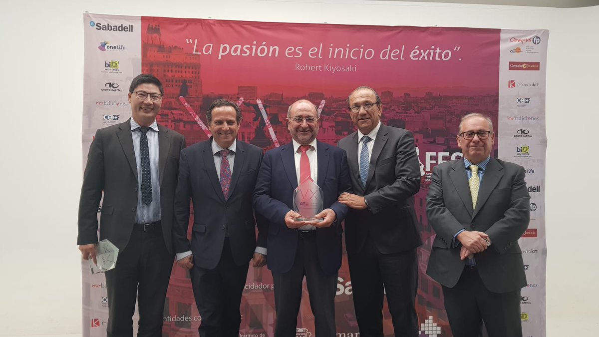 aepa_asociacion's tweet photo. En la XV edición de sus premios empresariales @afesempresas ha hecho entrega del Premio AFES al asociacionismo empresarial a @jns1958 como presidente de nuestra asociación AEPA https://t.co/9hGxwcJwtM