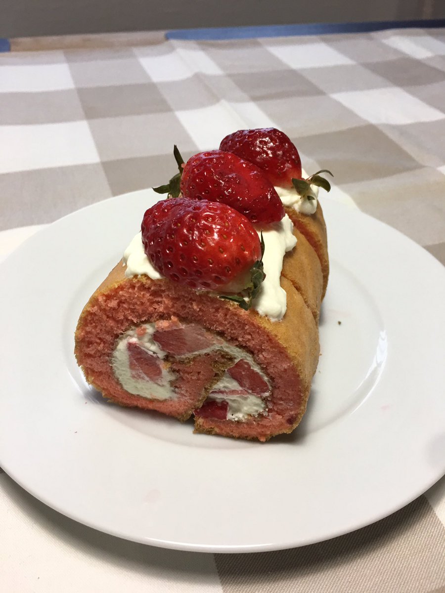 veronica_vania's tweet photo. Strawberry Roll Cake #homebaked #recipetest #foodporn #cake #sweet #strawberry #foodism #foodlover #foodies #foodblogger #baking #backen #cook #cooking #hotmom 🍓🍰 https://t.co/LzUAlpN9F6