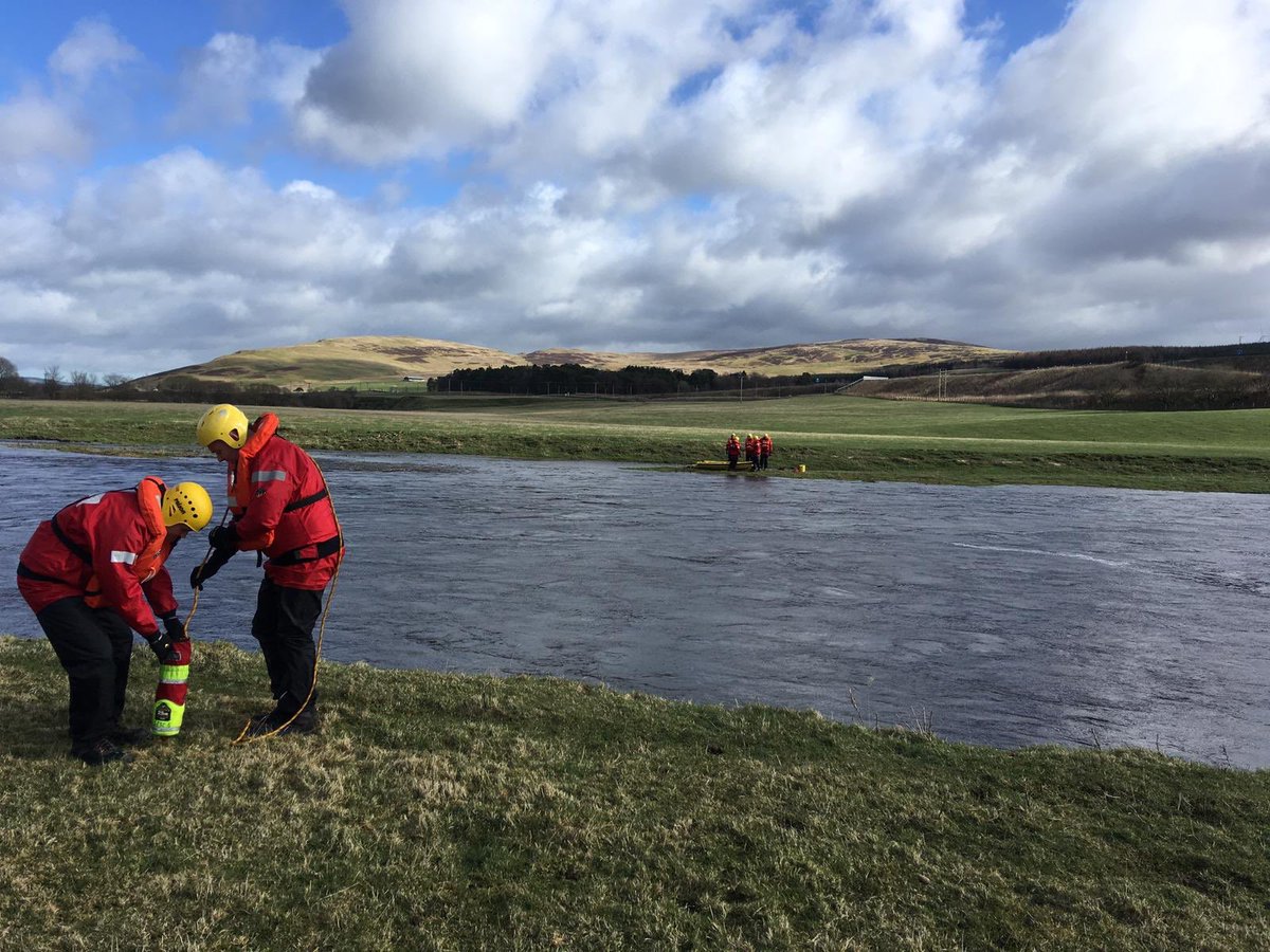 sfrs_trainees's tweet photo. #T119 Trainees practising their casualty rescue skills in the River Clyde, near Biggar, during the Water Rescue phase of their training 🌊🛶🚒 #WeAreSFRS #WeAreFutureFirefighters #NotJustFires @fire_scot @SfrsWaterRescue https://t.co/Djxtmv7Vpf