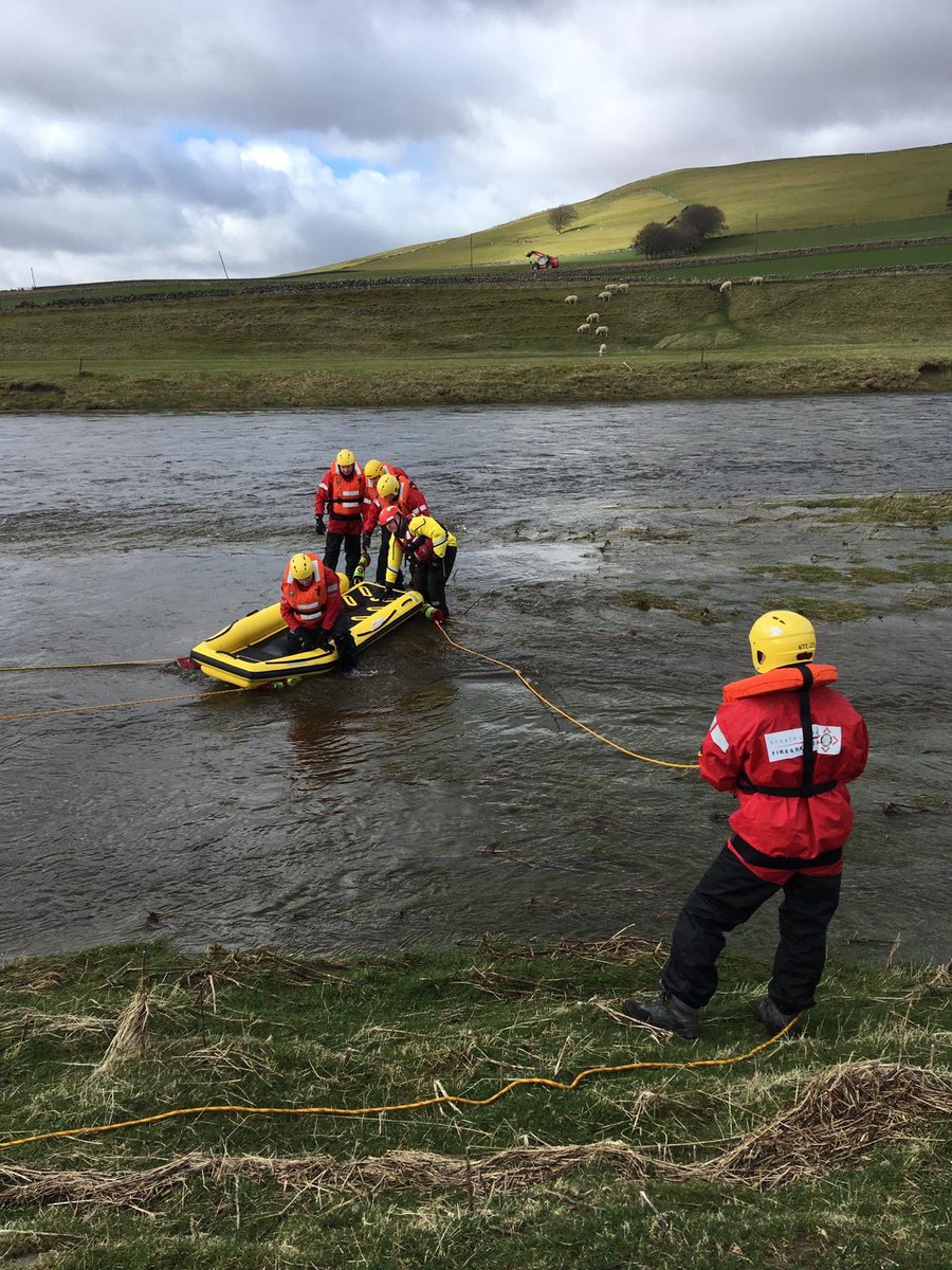 sfrs_trainees's tweet photo. #T119 Trainees practising their casualty rescue skills in the River Clyde, near Biggar, during the Water Rescue phase of their training 🌊🛶🚒 #WeAreSFRS #WeAreFutureFirefighters #NotJustFires @fire_scot @SfrsWaterRescue https://t.co/Djxtmv7Vpf