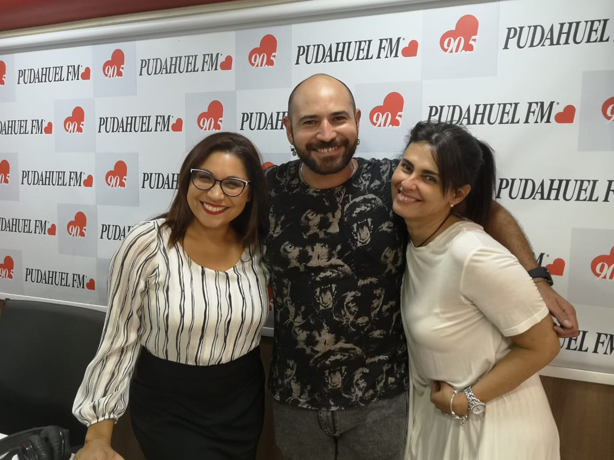 RadioPudahuel's tweet photo. Ya estamos al aire con #Devajot en las #MuñecasPudahuel
llámanos al 223812020-21-22...además envíanos tus audios, COMENTARIOS Y BUENA ONDA AL +56 9 94505122 y no te olvides @claudiasaezh_ @Siliconvalle @devajot y recuerda visitar https://t.co/F6FaNDC0Kn https://t.co/EtxNy1eb3e