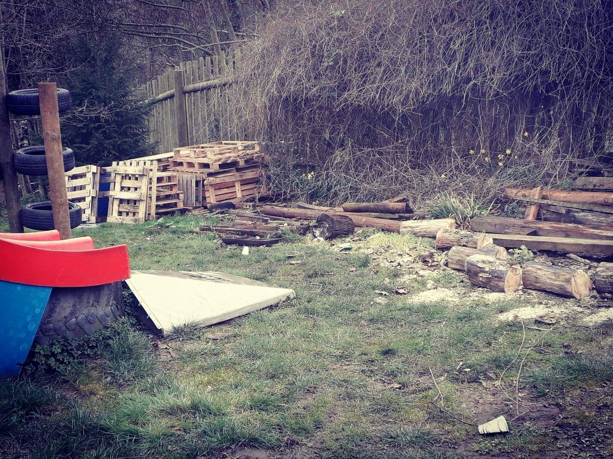Diolch eto! 👏🏼
Special thanks to the Gwenfro Valley Steering Group and the Wrexham County Borough Council 'Play &amp; Youth Support Team' who volunteered their time today to tidy Gwenfro Valley Adventure Playground. 
#Gwirfoddoli #Volunteering #Wrecsam #Wrexham