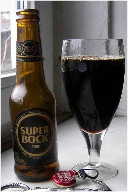 EuroBeerBlog's tweet image. Super Bock - Stout
Style: Euro Dark Lager
ABV: 5.0%
Origin: S. Mamede de Infesta, Portugal 🇵🇹
Website: superbock.pt
Facebook: facebook.com/superbockworld/
Twitter: @SuperBock
EBB: europeanbeerblog.weebly.com/portugal.html