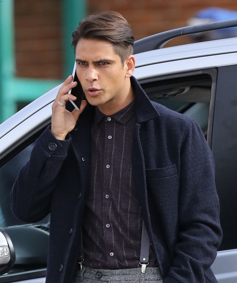 JuttaFreudig's tweet photo. #MusketeersEurope #LukePasqualino #lucapasqualino #Snatch #SnatchTV S1 #AlbertHill #LucaLundi https://t.co/mYnBGtxWgA