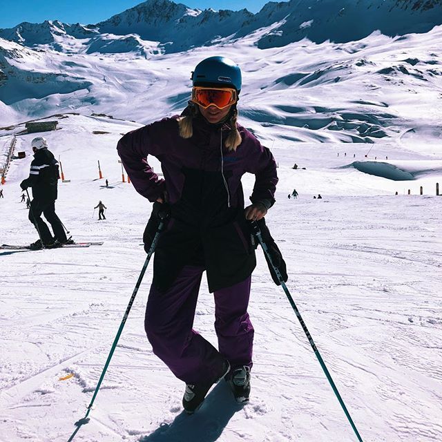 ApogeeCondition's tweet photo. Is it insta-pose 102 or gout-lady-swollen-joints-with-walking-stick? You choose #thestruggleisreal https://t.co/v5ELxJ6jhy https://t.co/9HLZSL2C6A