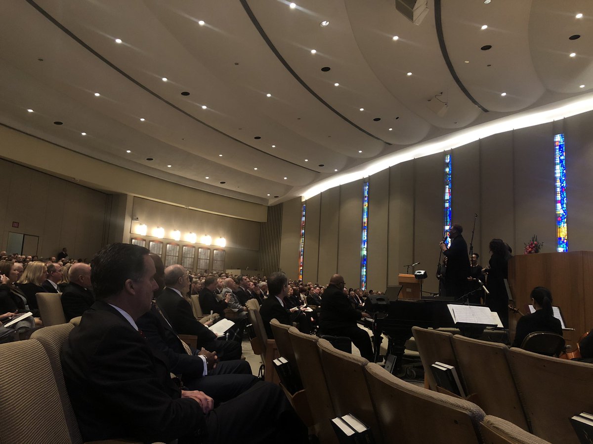 HoustonTX's tweet photo. Family and friends gathered to celebrate and remember the life of #LesterSmith at @BethIsrael_TX.
Mr. Smith’s generosity for many causes within our city and his compassion for others will last for generations to come.
Mayor Turner attended the moving memorial service. https://t.co/fxlD8OBD79