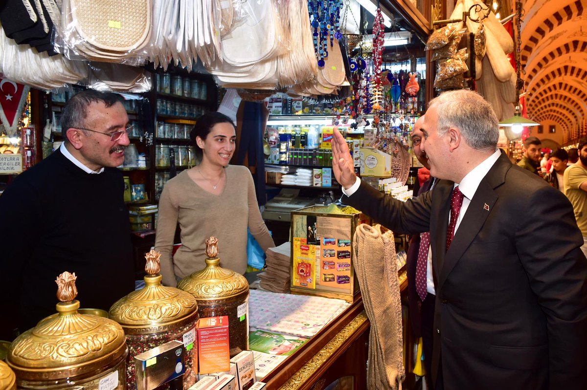 .<a href="/akpartifatih/">AK Parti Fatih</a> Belediye Başkan Adayımız Sn <a href="/MErgun_Turan/">M. Ergün TURAN</a> ve İlçe Başkan Yardımcılarımız ile 
Fatih'imizin uğrak noktalarından Tarihi Mısır Çarşısı'ndaki esnaf ve vatandaşımızla selamlaştık.

#GönülKubbemizFatih
#istanbulBenimAşkım
#FatihBenimSevdam
