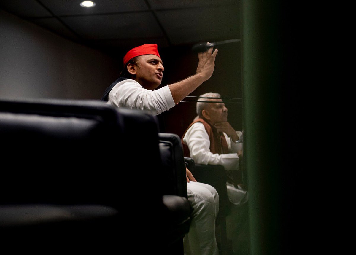 yadavakhilesh's tweet photo. ‘विकास’ पूछ रहा है...खाद की बोरी से चोरी रोकने के लिए भी कोई चौकीदार है क्या?

#VikasPoochhRahaHai https://t.co/QlaWWcrNvW