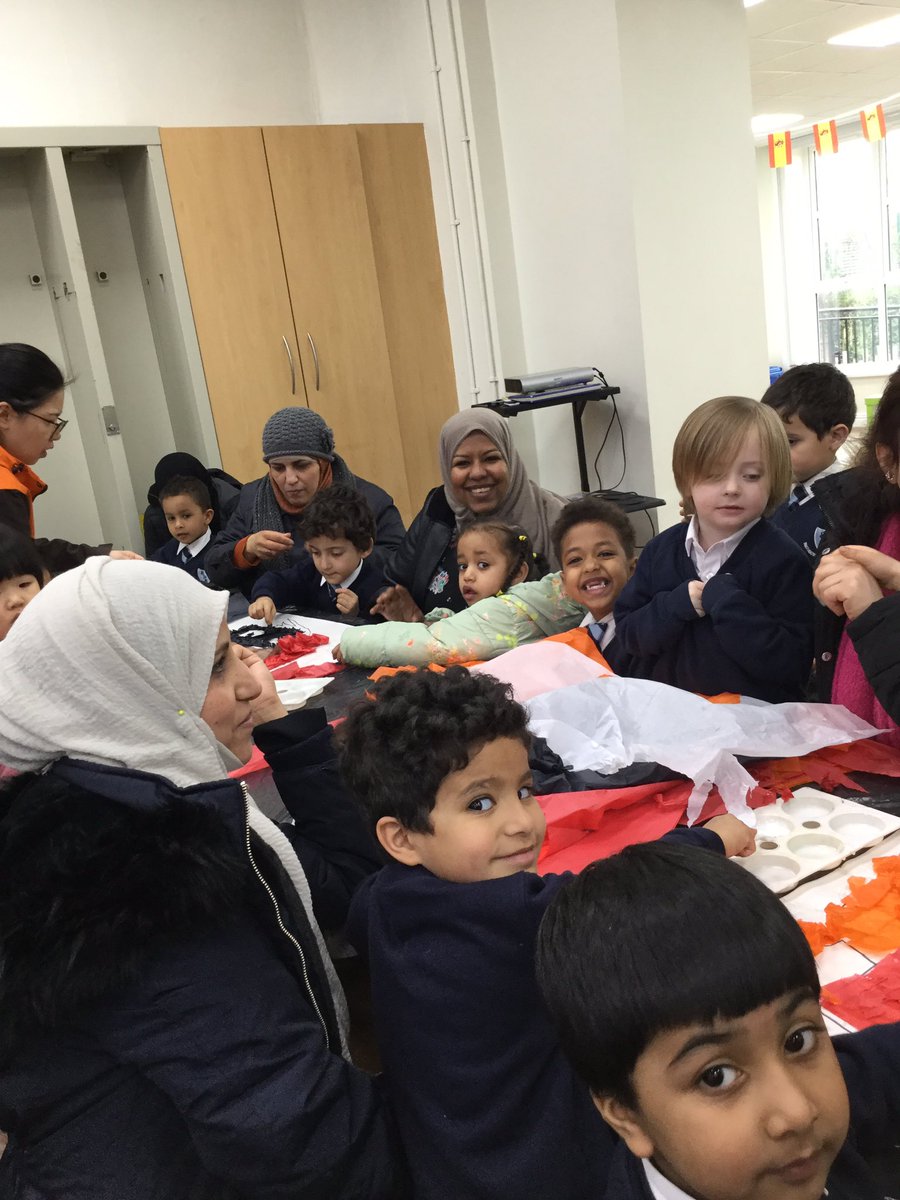 SmithdownPrimR's tweet photo. Reception Supertato Messy Afternoon with parents and families- thanks so much to everybody who came along! @MrsD_Eyfs #smithdowneyfs https://t.co/gApRO6PCkj