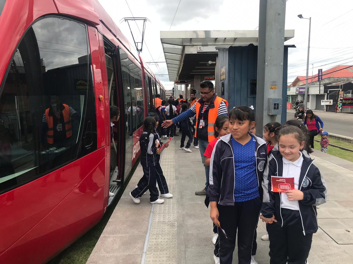 Tranvia_Cuenca's tweet photo. Estudiantes de la U. Educativa Central La Inmaculada también participan en la formación de usuarios del #TranvíaCuenca. #ElTranviaLlego y es necesario estar informados de su funcionamiento.@splendid1040 @ondasazuayas @RadioCatolicaC @LaSuprema961 @WRadioec https://t.co/t24Mbsvgep