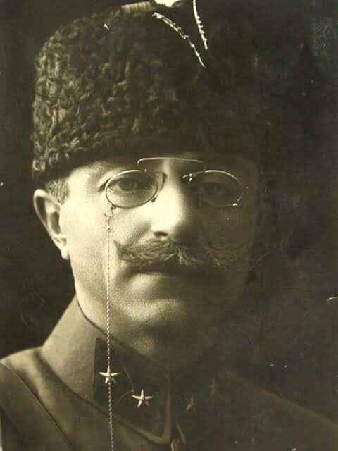 Günün kahramanı!
Lütfen bugünün ÇANAKKALE DENİZ SAVAŞLARI’nın yıldönümü ve 18 Mart’ı destanlaştıran Mehmet’in o gün başındaki komutanın Cevat Paşa (Orgeneral Cevat Çobanlı) olduğunu unutmayın!
Çanakkale Müstahkem Mevkii Komutanı Cevat Paşa...
Ruhun şâd olsun🇹🇷