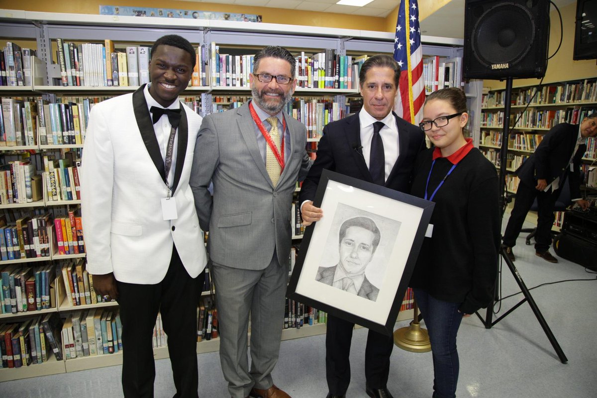 LAUSDSup's tweet photo. Thank you @HialeahSenior for hosting the first of three #SupRT19 meetings, and for the thoughtful portrait drawn by one of your talented art magnet students. #ArtsInOurSchools https://t.co/dz27dnDyit