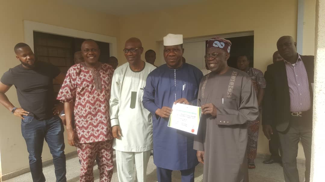 oyedurojaiye's tweet image. PhotoNews: Hon. Michael Opeyemi Bamidele (M.O.B), Senator-elect, Ekiti Central presenting his Certificate of Return to his father, mentor, boss and friend, Asiwaju Bola Ahmed Tinubu today (Monday 18th March, 2019) in his residence at Asokoro, Abuja. #thankyouekiticentral