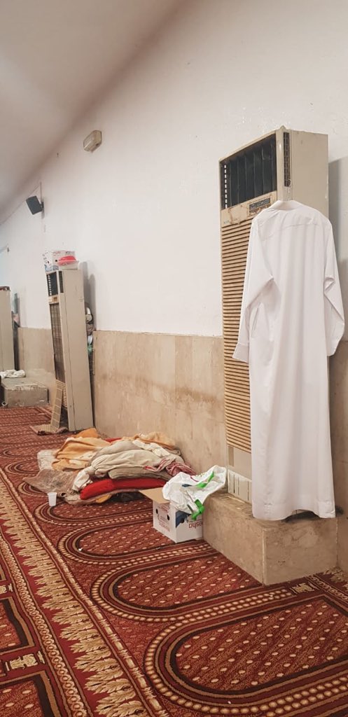 okaz777's tweet photo. في اكبرجامع "جامع الملك فهد "#بمحافظة_قلوة بالشارع العام وفي ظل غياب الرقابه على الجوامع من قبل #فرع_الشؤون_الاسلاميه 
#بالباحة وامام الجامع !! يتضجر المصلين من وجودفراش للنوم داخل الجامع دون منعه 
اضافه الي اجهزة التكييف المتهالكه داخل الجامع 
#وزيرالشؤون_الاسلاميه 
#الباحة https://t.co/hZfzR7hoca