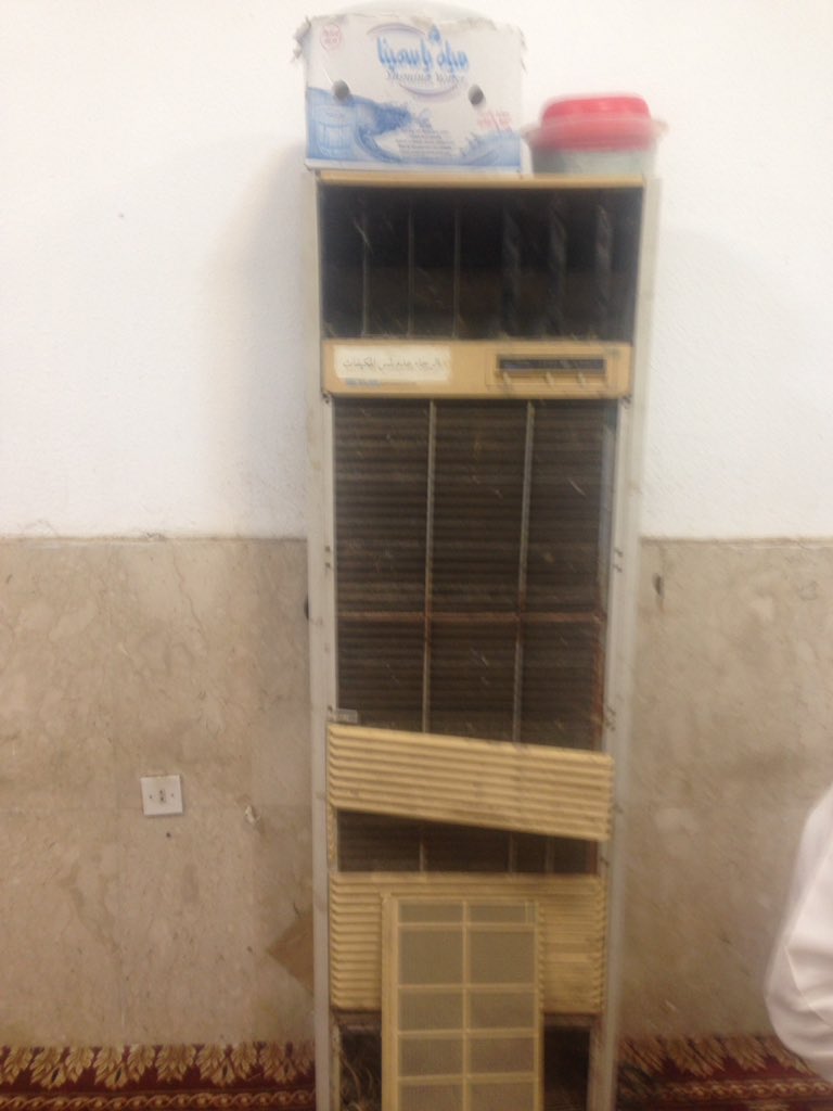 okaz777's tweet photo. في اكبرجامع "جامع الملك فهد "#بمحافظة_قلوة بالشارع العام وفي ظل غياب الرقابه على الجوامع من قبل #فرع_الشؤون_الاسلاميه 
#بالباحة وامام الجامع !! يتضجر المصلين من وجودفراش للنوم داخل الجامع دون منعه 
اضافه الي اجهزة التكييف المتهالكه داخل الجامع 
#وزيرالشؤون_الاسلاميه 
#الباحة https://t.co/hZfzR7hoca