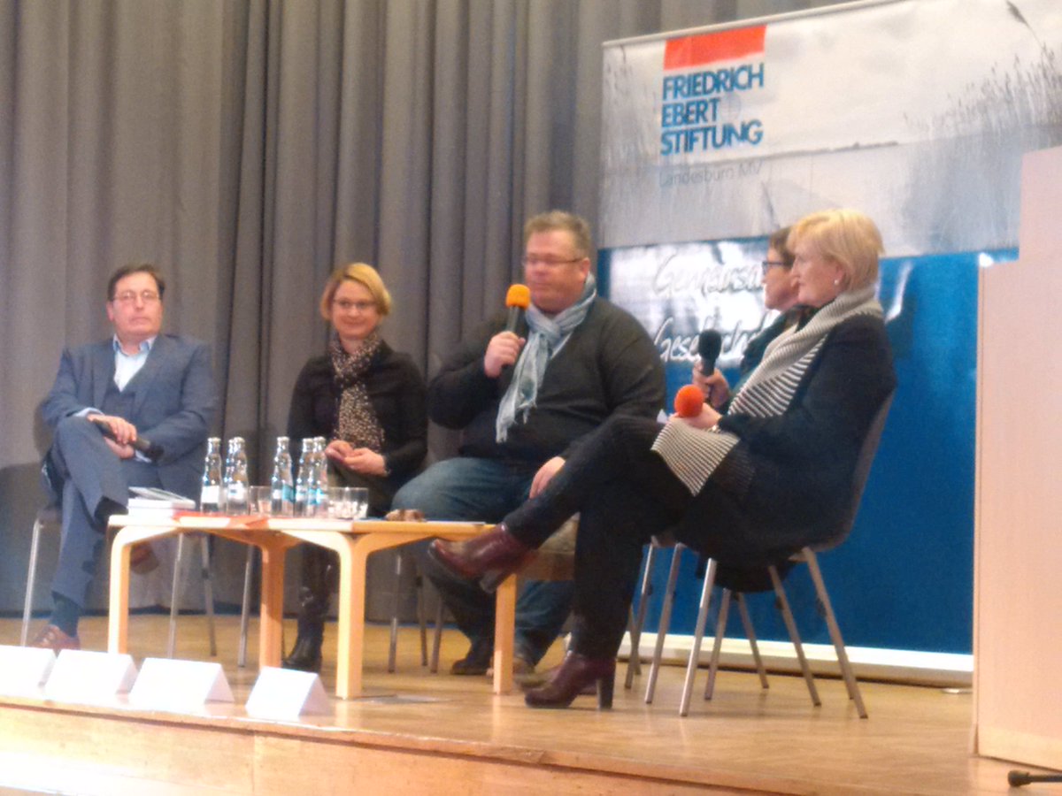 fes_mv's tweet photo. Ministerin @BirgitHesse will in der Schule Kompetenzen stärken, Experte Kerstan eher Wissen. Jetzt bei der FES MV https://t.co/NxDcspTZy0