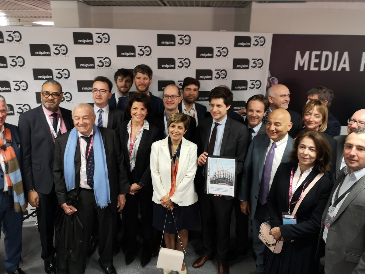 #MIPIM2019 Le ministre <a href="/J_Denormandie/">Julien Denormandie</a> a signé avec <a href="/epasenart/">Epa Sénart</a> et une trentaine d’acteurs du logement, la charte d’Appel à Manifestation d’Intérêt pour le #permisdexpérimenter ✒️🏗️
#normes #construction #innovation #ESSOC #BTP #EpaSénart #GrandParisSud tinyurl.com/yytgszj2