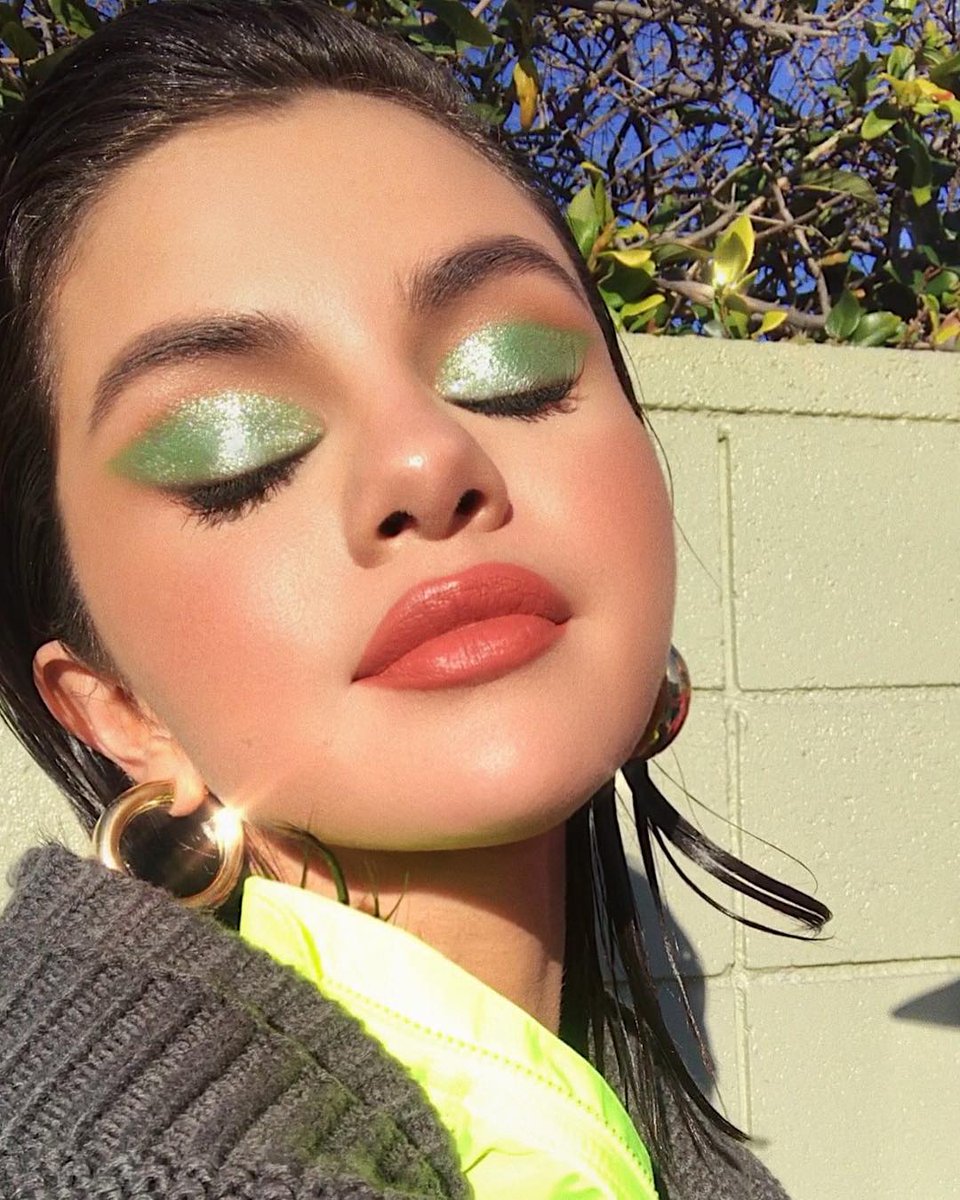 Iheartradio Very Here For This Glitter Green Eyeshadow Look Selenagomez