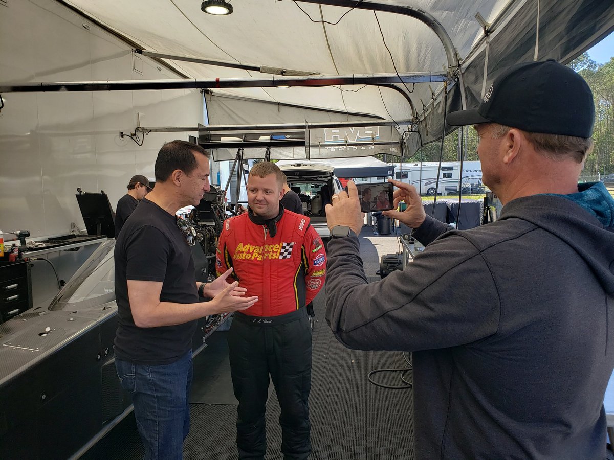 NikkiAriesMedia's tweet image. .@BobVandergriff can do it all: driver, team owner &amp;amp; now photographer for @lewisbloomNHRA #MondayNats #NHRA @jlhdragster #TeamBVR