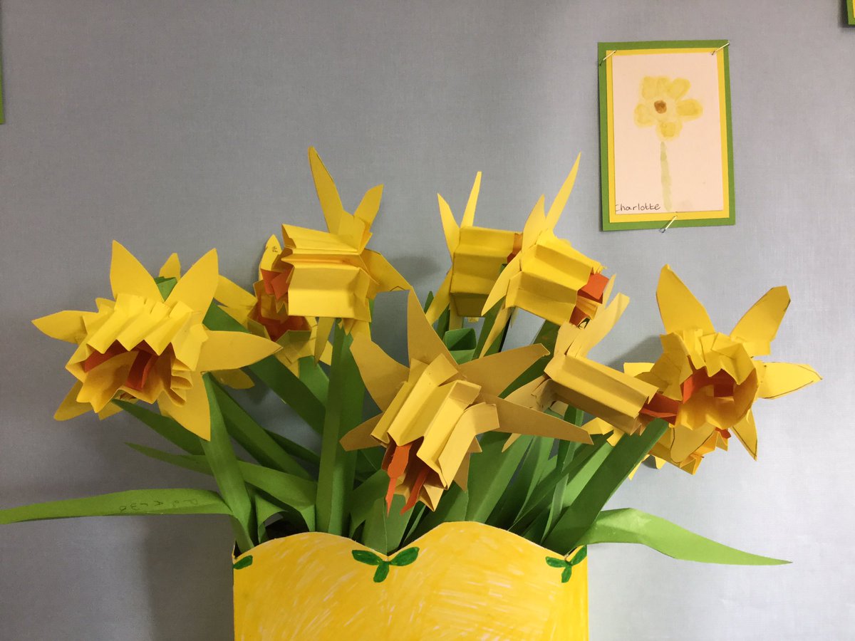 TheRichmondPri's tweet photo. #Crafts #AfterSchoolHomeworkClub #Easter Making beautiful daffodils for display! https://t.co/ttFwS8sSzK