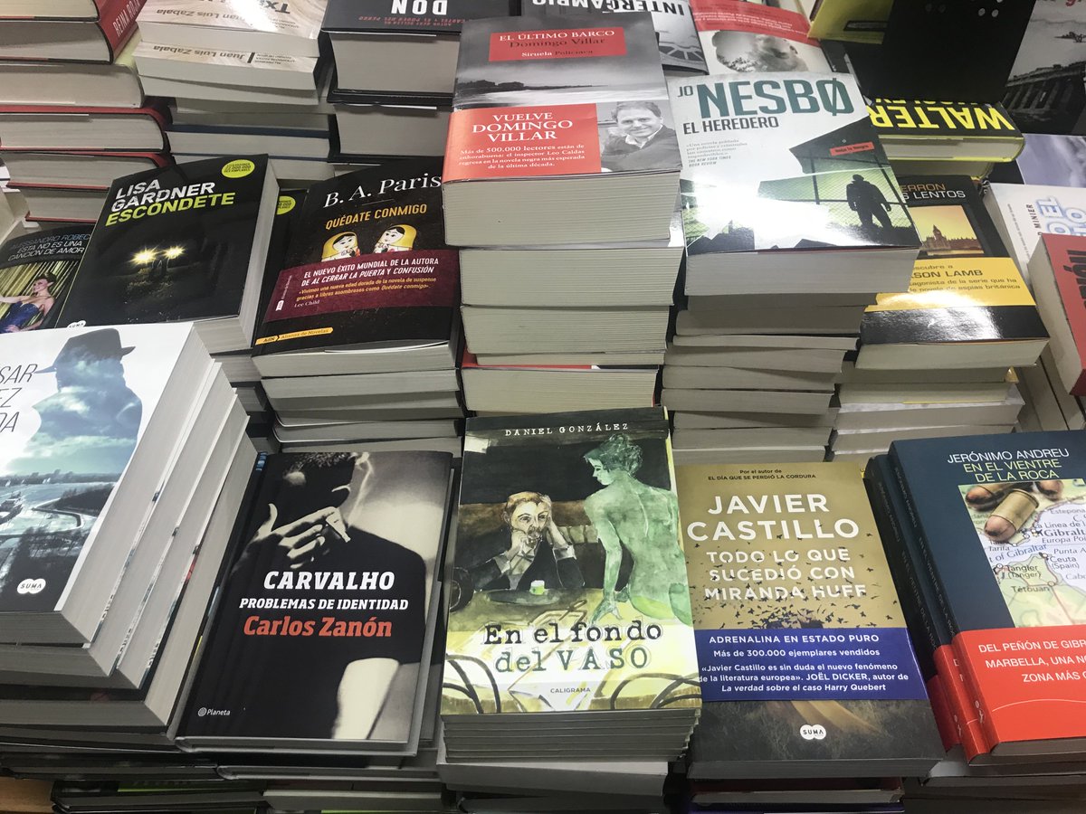 dgonzalezWRITER's tweet photo. Entrar en la Librería Ayala de #Vitoria y que te digan que #enelfondodelvaso sigue reclamado en la mesa de novelas policiacas es toda una alegría. Gracias a las librerías por abrirnos sus puertas. Y sus escaparates.  @caligramaeditor  #LibreríasdeAutor https://t.co/r3SHVdrsue